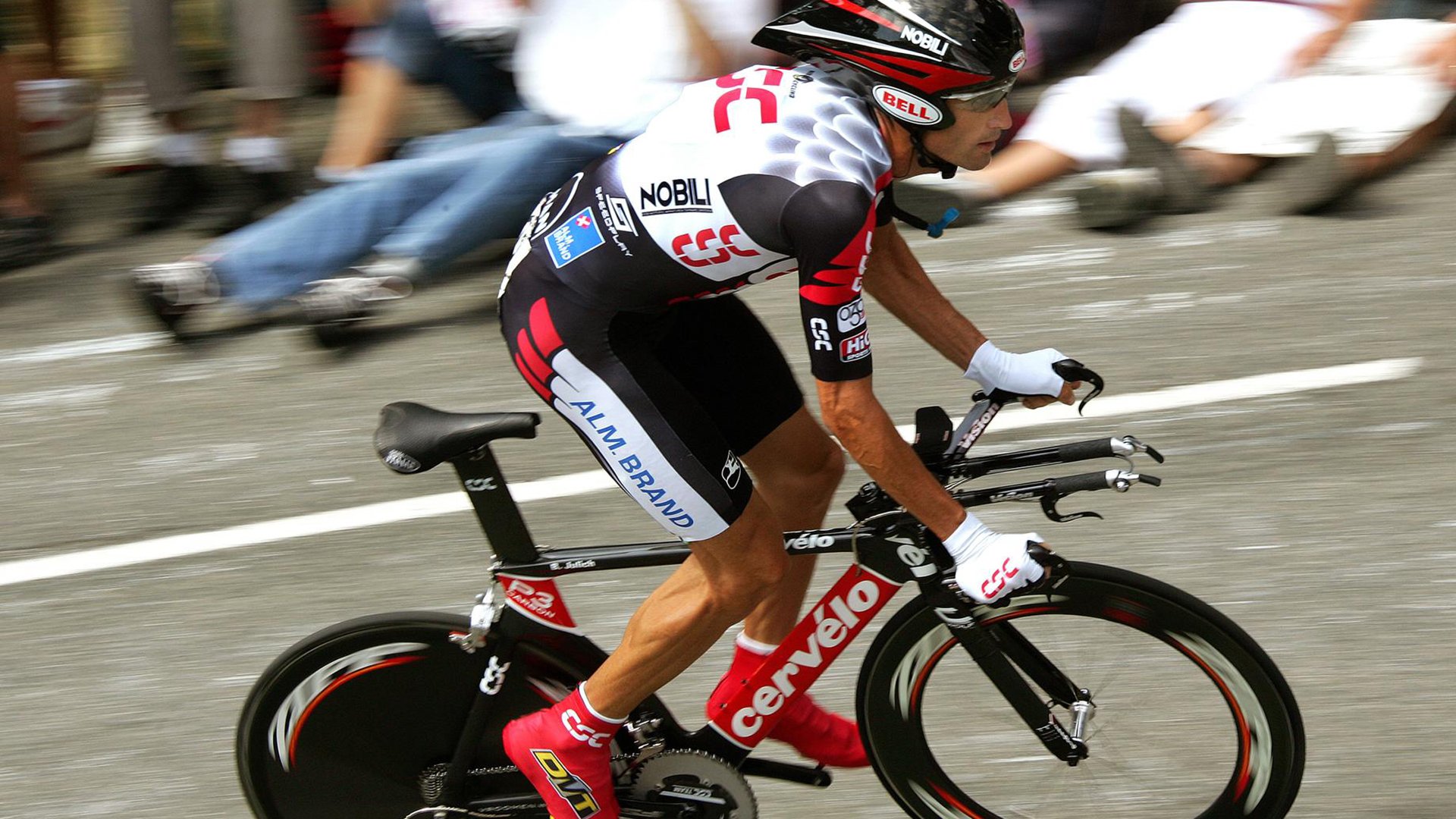 南半球四强的竞争日益白热化，橄榄球冠军锦标赛成焦点，橄榄球比赛冠军